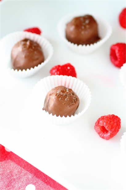 Chocolate Raspberry Truffles | The Curvy Carrot