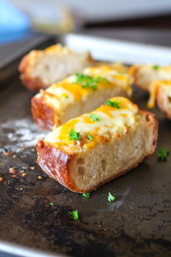 Cheesy Roasted Garlic Bread | The Curvy Carrot